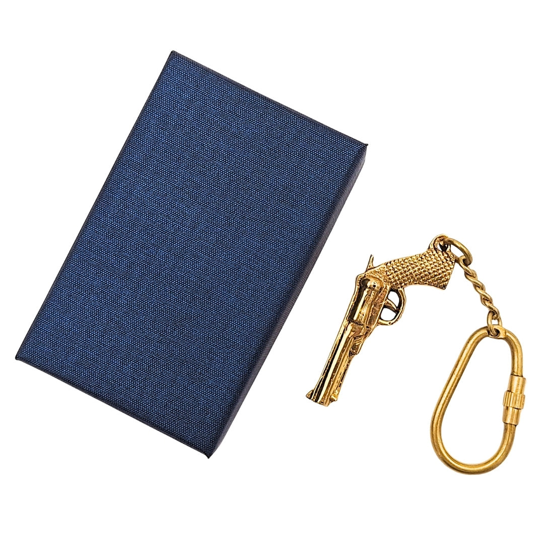 Messing sleutelhanger revolver met gravure in elegante doos