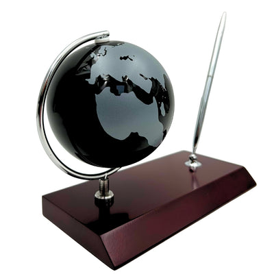 Elegante decoratieve bureauset met gepersonaliseerde gravure - globe, pennenhouder van verchroomd metaal en donker hout