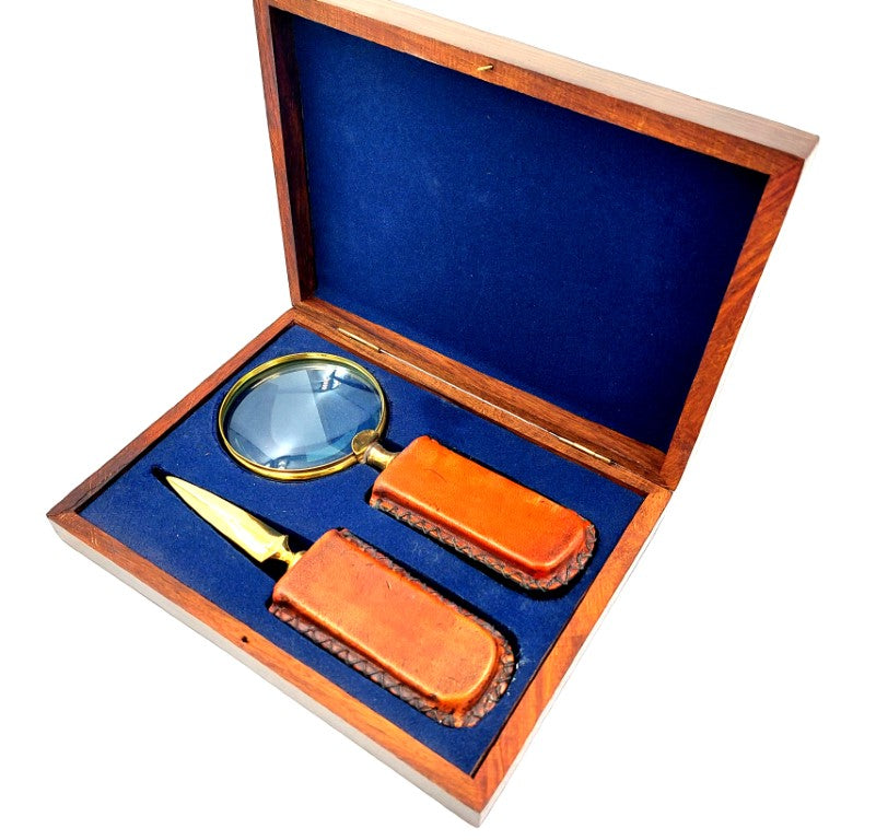 Messing vergrootglas en briefopener met met leer omwikkeld handvat