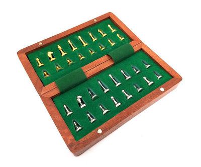 Magnetisch messing schaakspel in een houten doos met gepersonaliseerde gravure