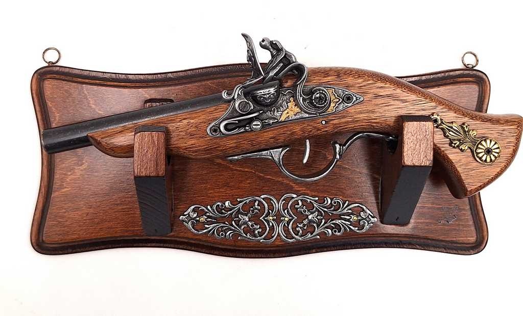 Replica van pistool TR-239 op een wandhouder om aan de muur te hangen, met mogelijkheid tot personalisatie door gravure