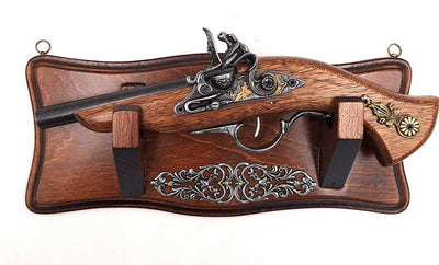 Replica van pistool TR-239 op een wandhouder om aan de muur te hangen, met mogelijkheid tot personalisatie door gravure