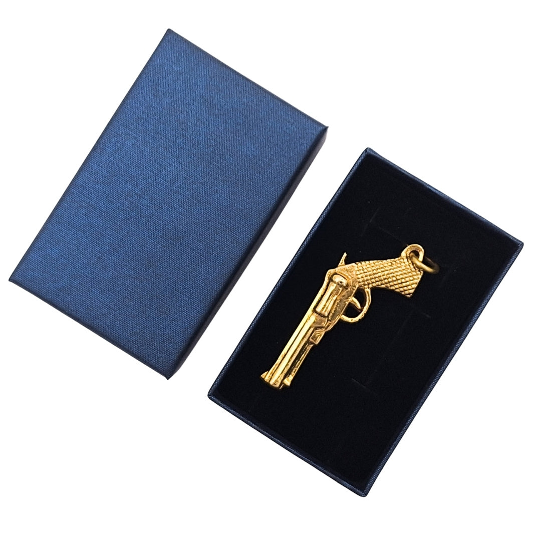 Messing sleutelhanger revolver met gravure in elegante doos