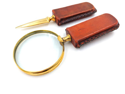 Messing vergrootglas en briefopener met met leer omwikkeld handvat