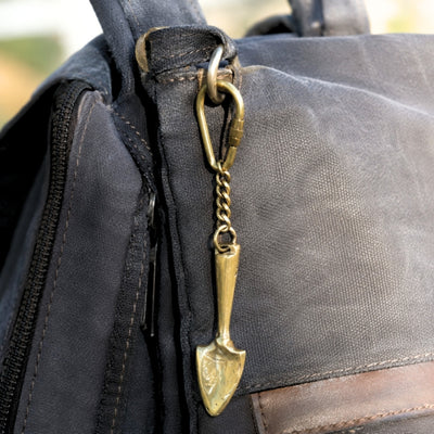 Messing sleutelhanger Spade KRT28 met mogelijkheid tot personalisatie met gravure