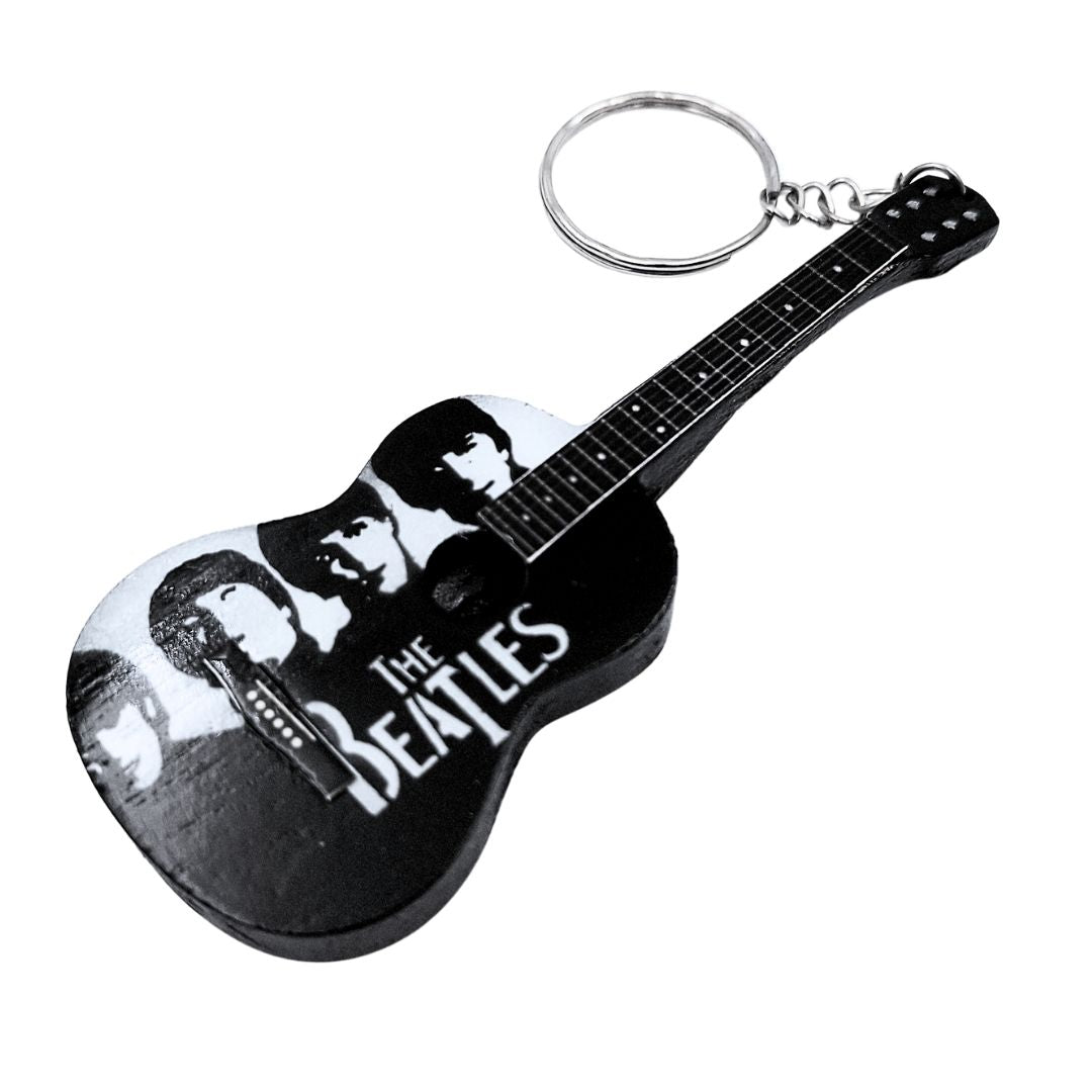 Houten sleutelhanger The Beatles-gitaar EGK-0894 met mogelijkheid tot personalisatie met gravure, in wit, zwart en bruin, ideaal als cadeau voor een muziekliefhebber en gitarist