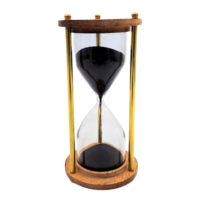Messing-houten zandloper 5 minuten met gepersonaliseerde gravure – elegante retrodecoratie als cadeau – hoogte 15,5 cm, zwart zand, messing en hout