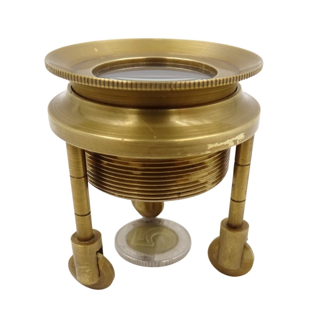 Vergrootglas op driepoot MAG-0015 met messing behuizing, goudkleur, mogelijkheid tot personalisatie met gravure, ideaal als cadeau voor juweliers en filatelisten, hoogte 7 cm, vergroting x3