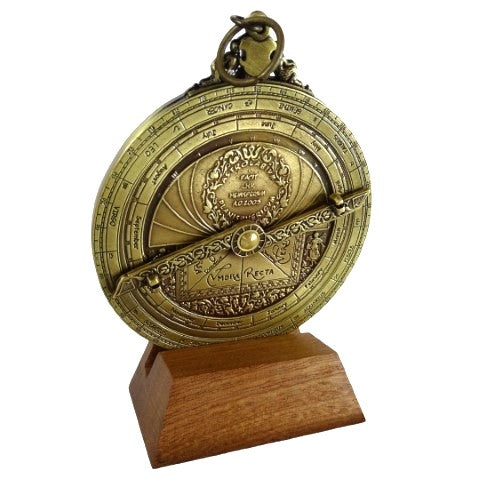Europees astrolabium H32 – premium renaissance-replica met mogelijkheid tot personalisatie met gravure – ideaal cadeau met elegante houten voet – hoogte 12 cm, met de hand vervaardigd met oog voor detail
