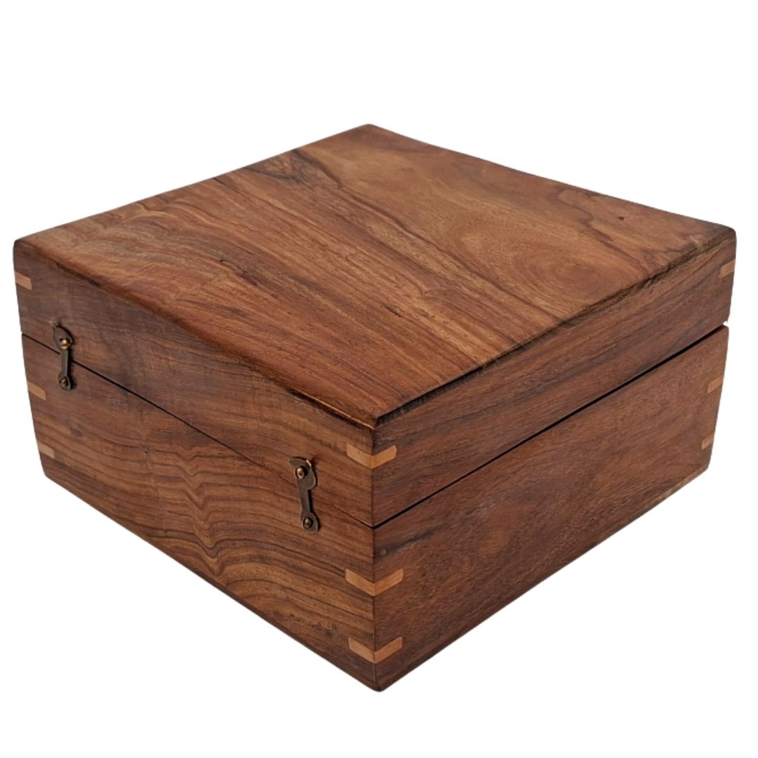 Elegante houten geschenkdoos 20x20x11 cm met marineblauwe inzet en optie voor personalisatie door gravure