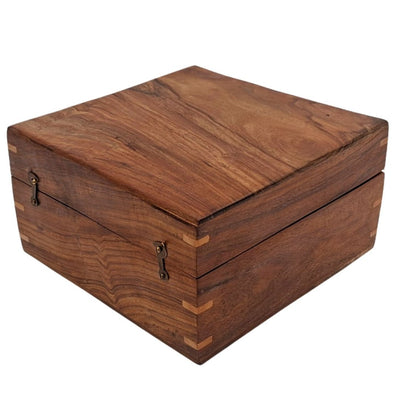 Elegante houten geschenkdoos 20x20x11 cm met marineblauwe inzet en optie voor personalisatie door gravure