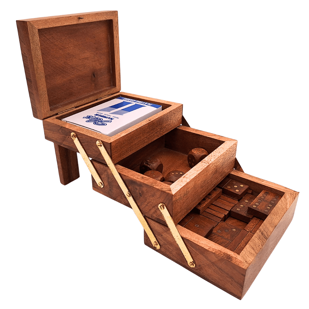 Elegante 3-in-1 spellenset met gepersonaliseerde gravure - kaarten, dobbelstenen, domino in houten doos met messing versieringen - ideaal cadeau voor spelliefhebbers - afmetingen 12 x 9,5 x 10,5 cm