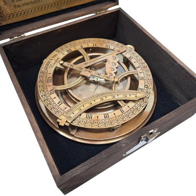 Messing kompas 20 cm met zonnewijzer in een houten doos met mogelijkheid tot personalisatie van de gravure