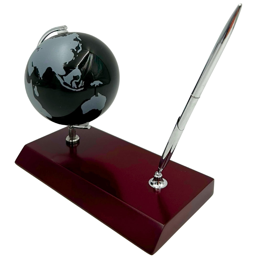Elegante decoratieve bureauset met gepersonaliseerde gravure - globe, pennenhouder van verchroomd metaal en donker hout