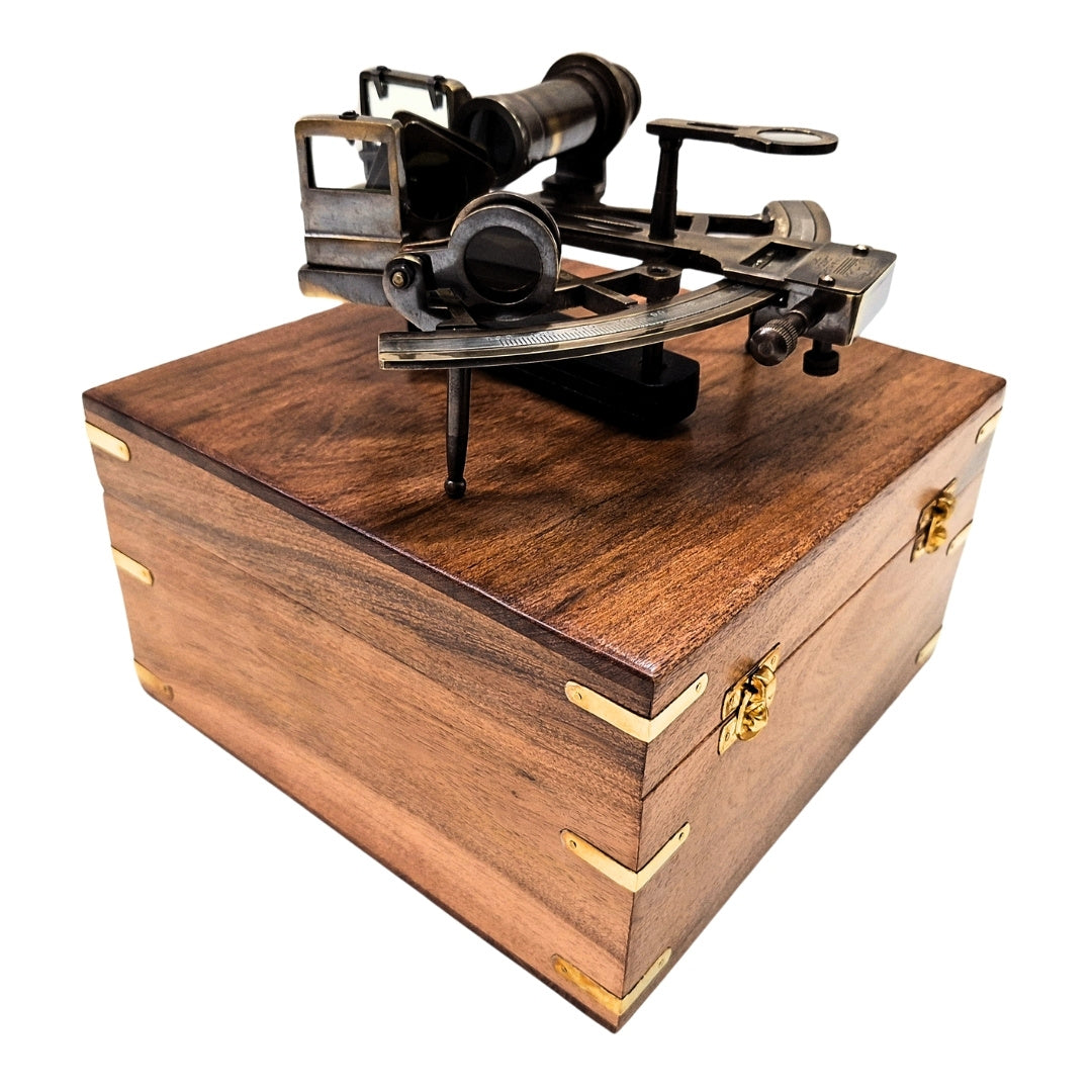 Messing sextant met gravure in houten doos