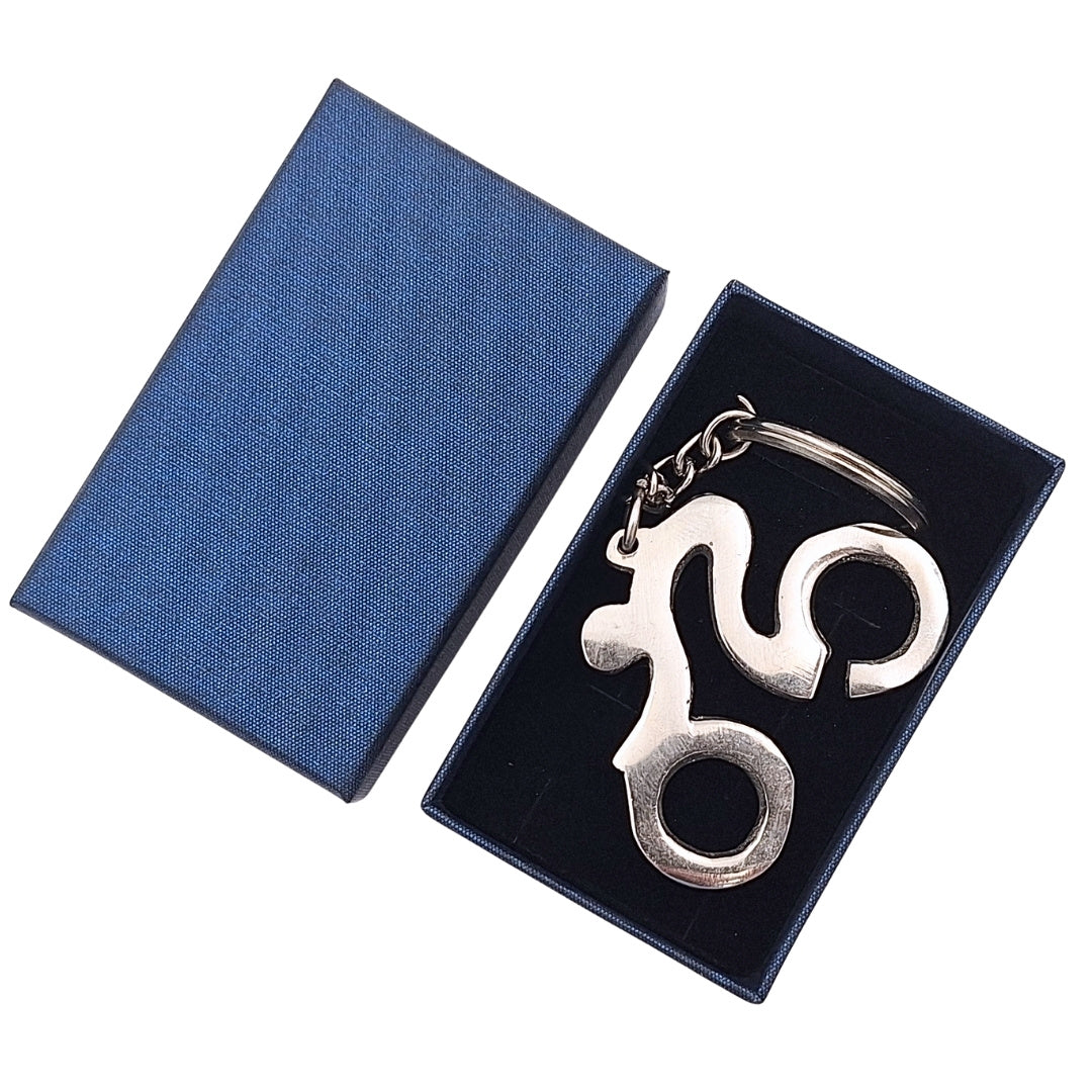 Metalen sleutelhanger fietser met mogelijkheid tot personalisatie met gravure in een elegante marineblauwe geschenkdoos
