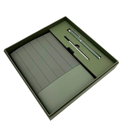 Elegante geschenkset met gepersonaliseerde gravure - leren notitieboek A5 in olijfgroen met pen en reservevulling in esthetische geschenkdoos