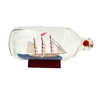 Schip in fles Rafandynka op houten voet met mogelijkheid tot personalisatie met gravure