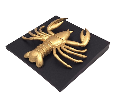 Gouden decoratief beeldje Kreeft van aluminium met mogelijkheid tot personalisatie met gravure - elegant cadeau voor elke gelegenheid, afmetingen 29 x 27,5 x 9 cm, zwarte houten voet