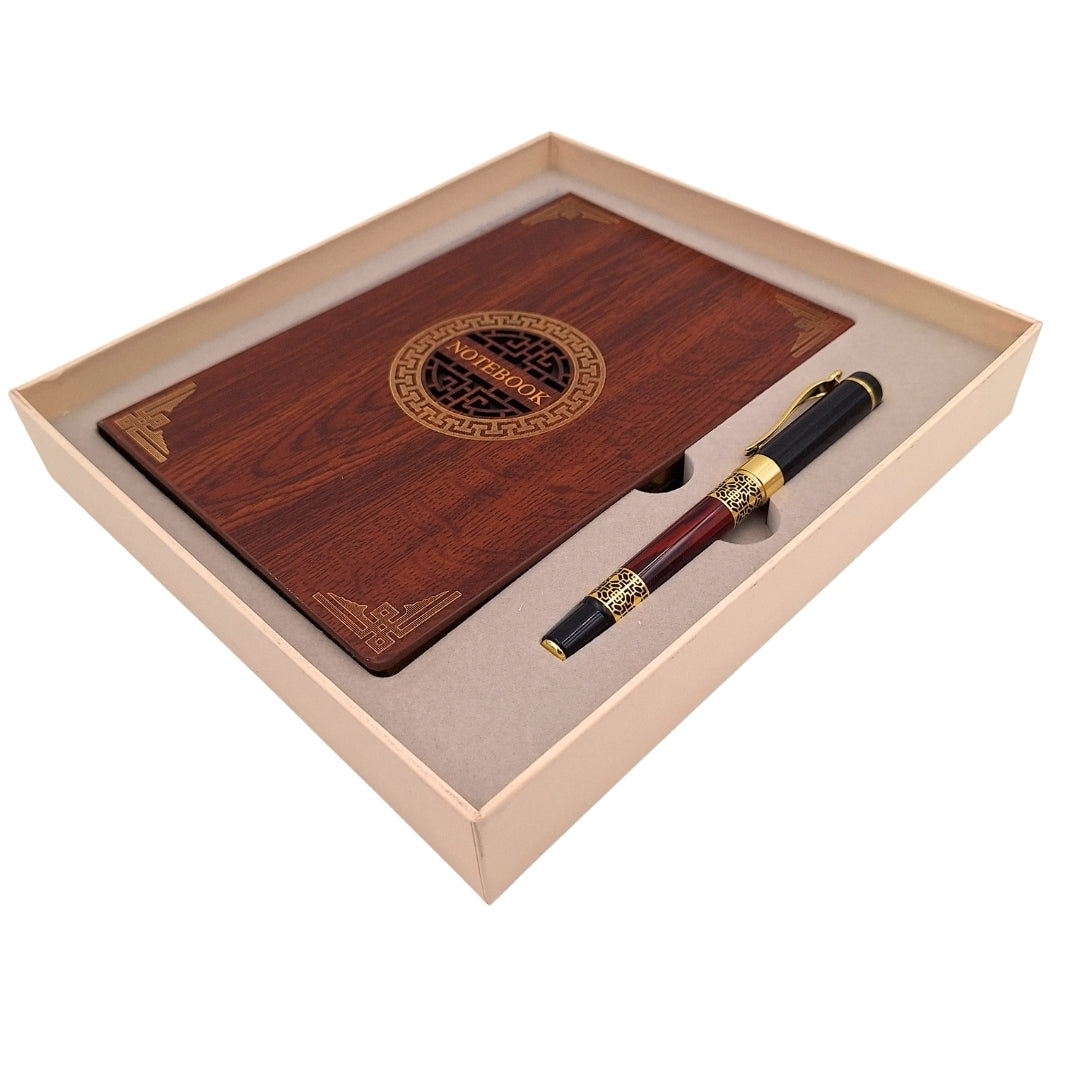 Exclusieve premium geschenkset A5-notitieboek met houten omslag en pen – personalisatie met gravure, ideaal als cadeau voor een baas, docent of kunstenaar – donkerbruin met gouden elementen