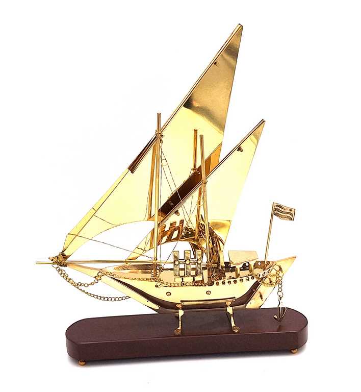 Messing model van een schip op een houten voet, 43 cm, met mogelijkheid tot personalisatie met gravure