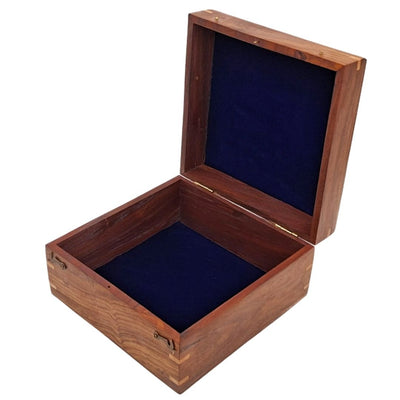 Elegante houten geschenkdoos 20x20x11 cm met marineblauwe inzet en optie voor personalisatie door gravure