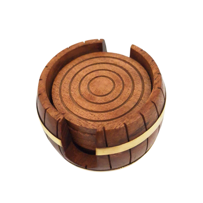 Houten onderzetters voor bekers met gravure - set in de vorm van een vat met 6 onderzetters en houder met messing versieringen