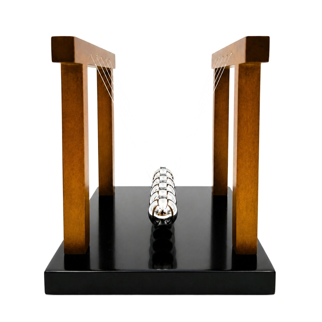 Elegante grote premium Newtonkogels op houten voet met mogelijkheid tot personalisatie door gravure