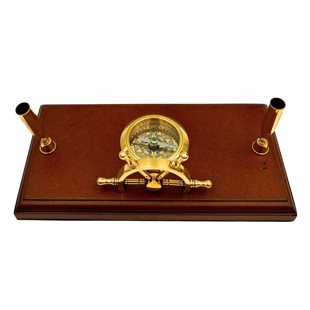 Maritieme bureauset met gravure – stuurwiel, kompas, pennenhouders van gepolijst hout en messing