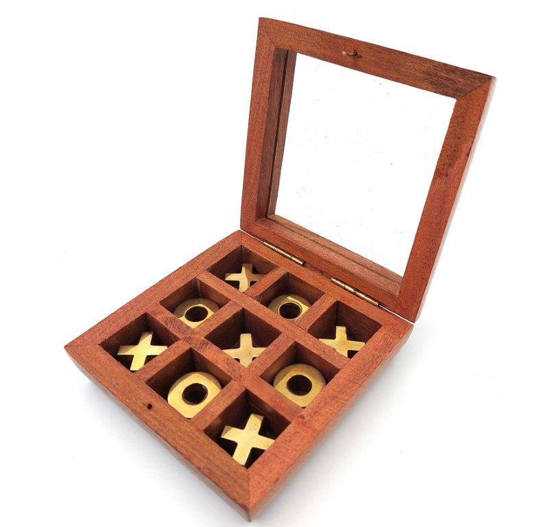 Boter-kaas-en-eieren in een doos met glazen bovenkant G1044Z, personaliseerbaar met gravure, elegant strategisch spel met houten blokjes en messing details, ideaal als cadeau voor leraren en directeuren, afmetingen van de doos 10 x 10 cm