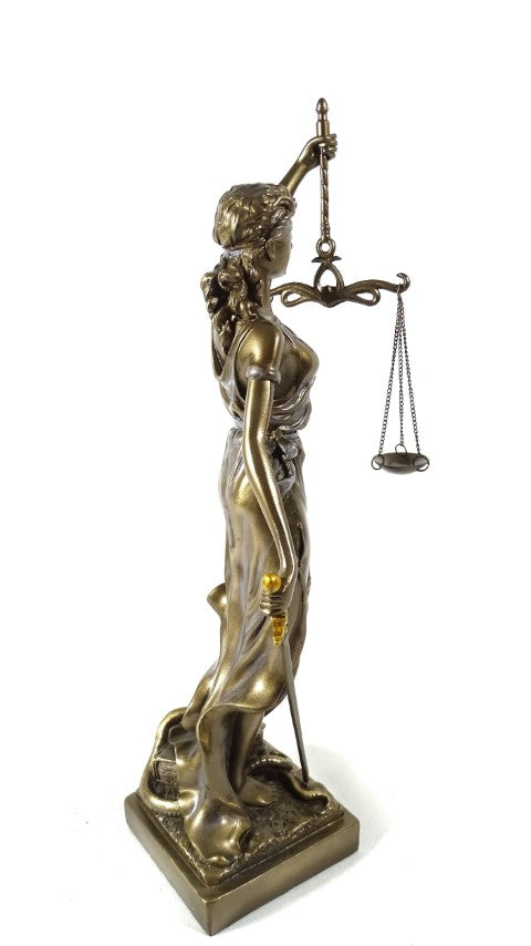 Beeldje Themis 35 cm met mogelijkheid tot personalisatie met gravure - elegant cadeau voor een advocaat, rechter of juridisch adviseur, gemaakt van polyresin in goudkleur met antieke afwerking