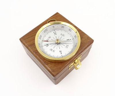Messing kompas in een houten doos met mogelijkheid tot personalisatie met gravure - elegant cadeau voor liefhebbers van maritieme stijl, diameter 7,5 cm, hoogte 1,5 cm