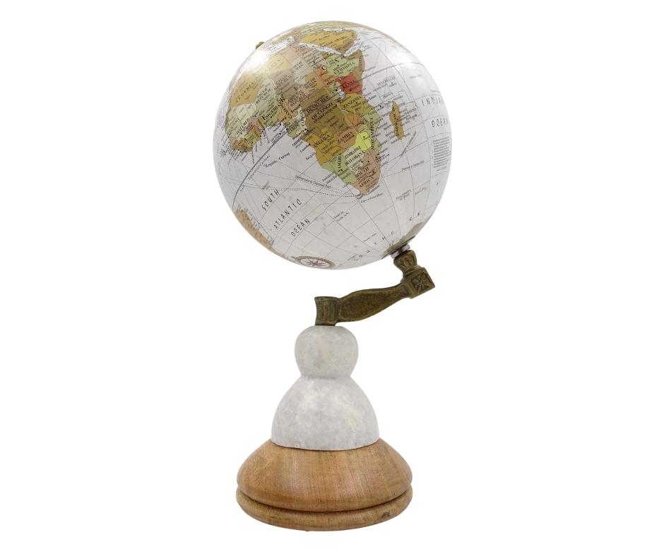 Decoratieve wereldbol Voyager op een marmer-houten voet met optie voor personalisatie van de gravure – elegant cadeau voor reisliefhebbers, hoogte 32 cm, diameter 15,5 cm, witte kaart met kleurrijke continenten