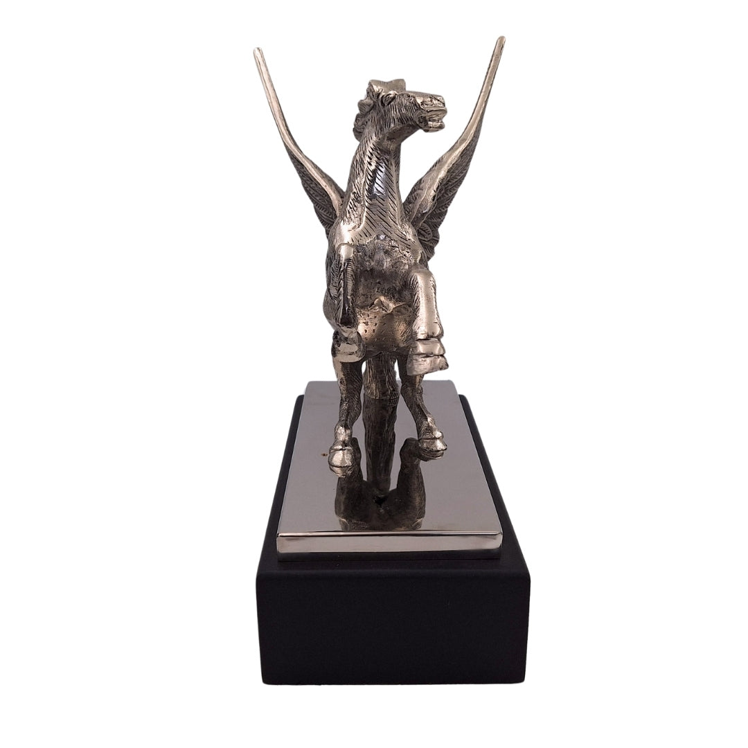 Decoratieve Pegasus-figuur van aluminium op een voet van staal en hout, gepersonaliseerde gravure, elegant cadeau voor liefhebbers van de Griekse mythologie, hoogte 36 cm, kleur zilver met zwarte voet