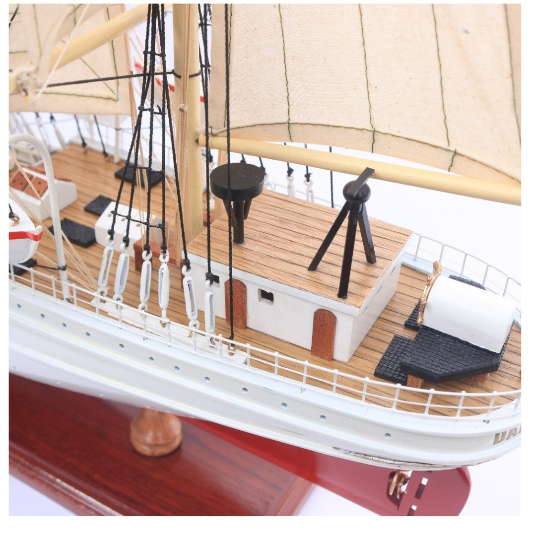 Exclusief model van het zeilschip Dar Pomorza 82 cm met mogelijkheid tot personalisatie door gravure