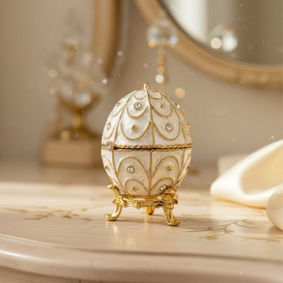 Exclusief metalen Fabergé-ei-sieradendoosje met kristalletjes in wit-goud met mogelijkheid tot personalisatie met gravure