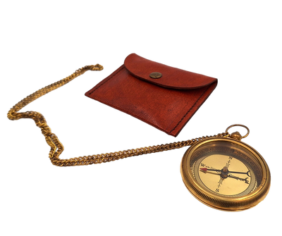 Messing kompas aan ketting in leren etui met mogelijkheid tot personalisatie met gravure