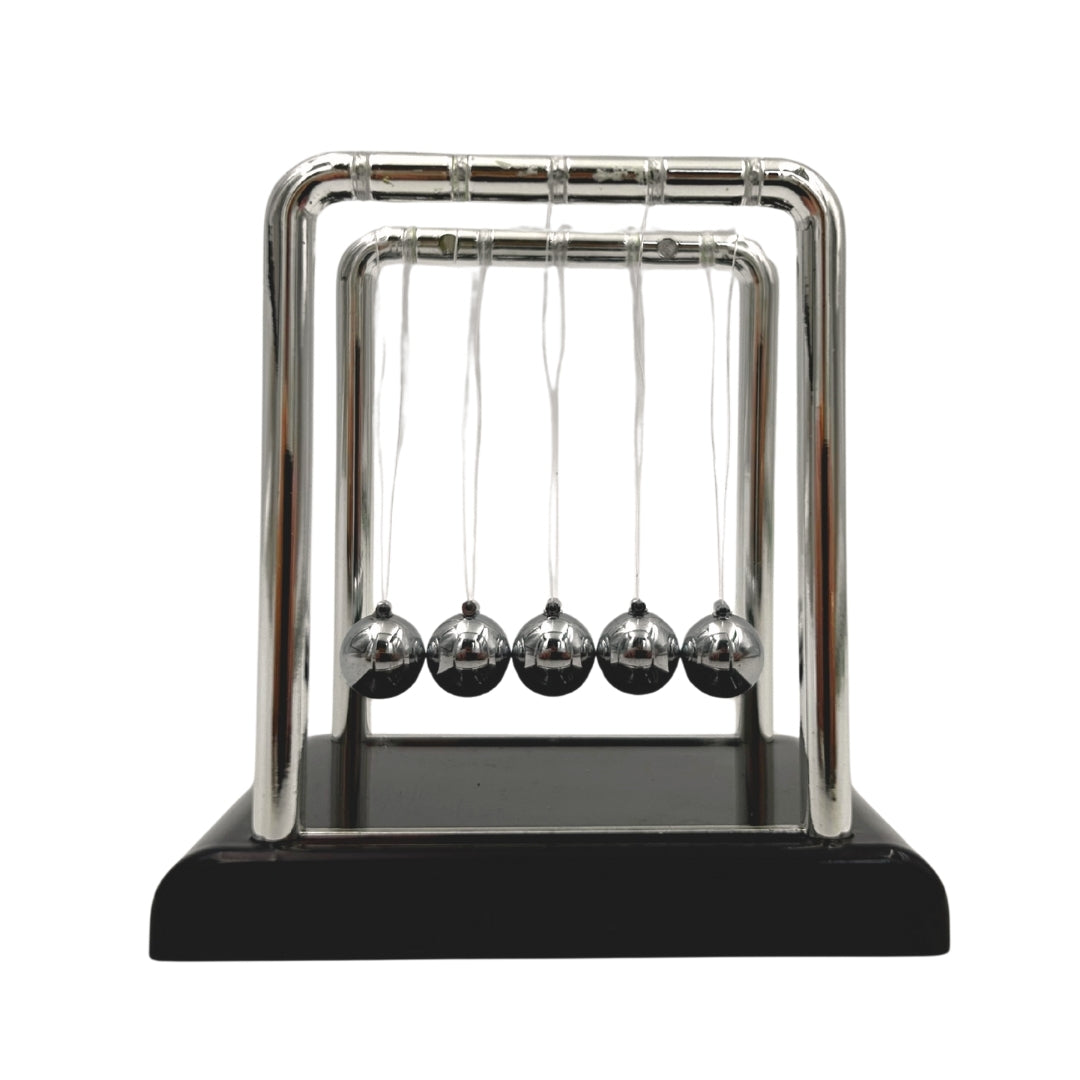 Newtonpendel met gravure – elegant antistress-gadget voor op het bureau, ideaal als cadeau – hoogte 9 cm, stalen kogels, minimalistisch design