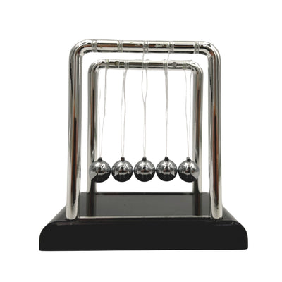 Newtonpendel met gravure – elegant antistress-gadget voor op het bureau, ideaal als cadeau – hoogte 9 cm, stalen kogels, minimalistisch design