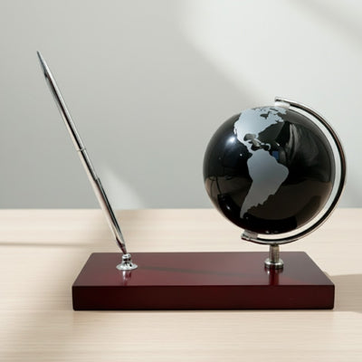 Elegante decoratieve bureauset met gepersonaliseerde gravure - globe, pennenhouder van verchroomd metaal en donker hout