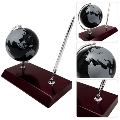Elegante decoratieve bureauset met gepersonaliseerde gravure - globe, pennenhouder van verchroomd metaal en donker hout