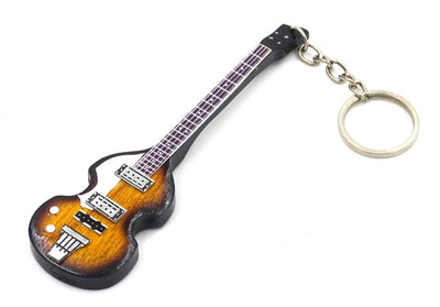 Sleutelhanger in de vorm van een basgitaar van The Beatles