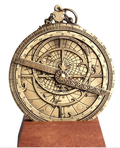 Europees astrolabium H32 – premium renaissance-replica met mogelijkheid tot personalisatie met gravure – ideaal cadeau met elegante houten voet – hoogte 12 cm, met de hand vervaardigd met oog voor detail
