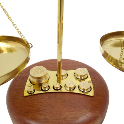 Decoratieve balansweegschaal WSB8 van messing met houten voet