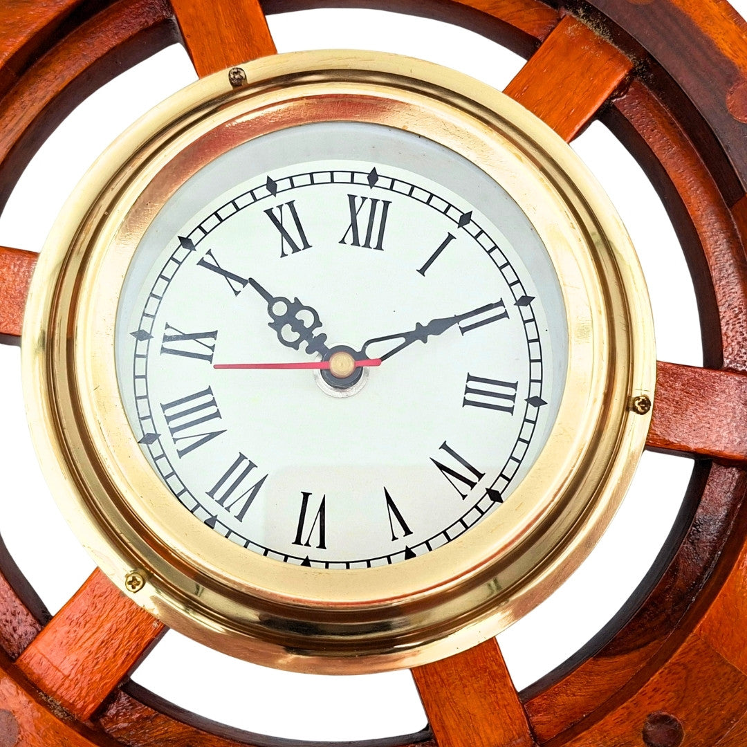 Maritieme klok in een houten stuurwiel van messing