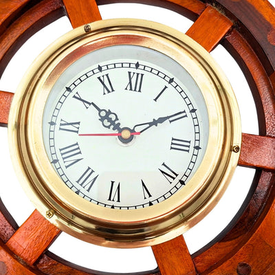 Maritieme klok in een houten stuurwiel van messing