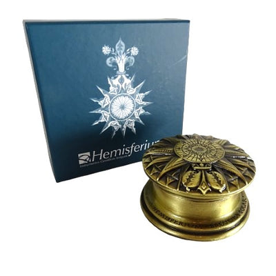 Messing Renaissance-Zonnekompas met Gravure - Elegant Vintage Cadeau met een Hoogte van 4,5 cm en een Diameter van 8,5 cm