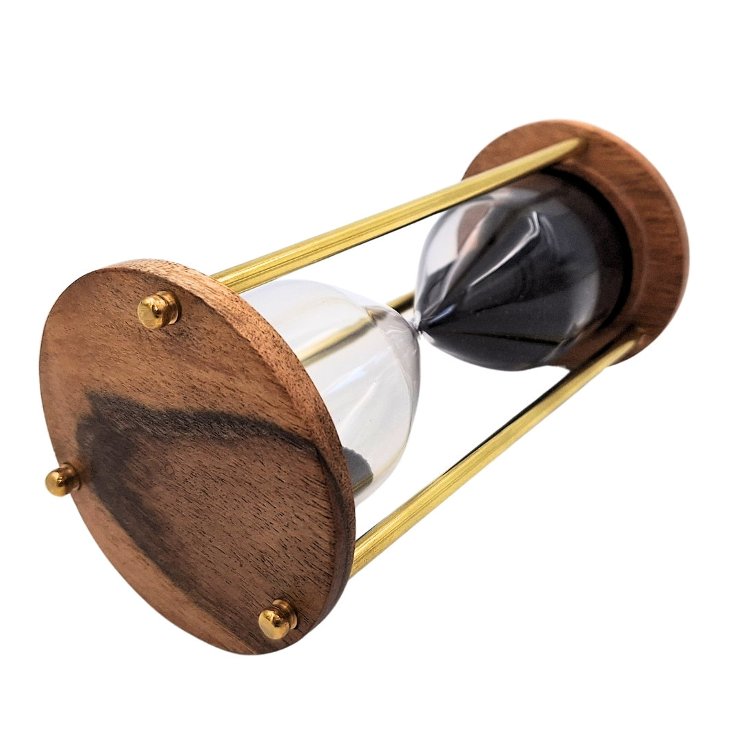 Messing-houten zandloper 5 minuten met gepersonaliseerde gravure – elegante retrodecoratie als cadeau – hoogte 15,5 cm, zwart zand, messing en hout