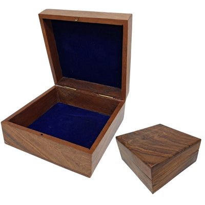 Elegante houten doos met marineblauwe inzet 14x14x6,5 cm met mogelijkheid tot personalisatie door gravure