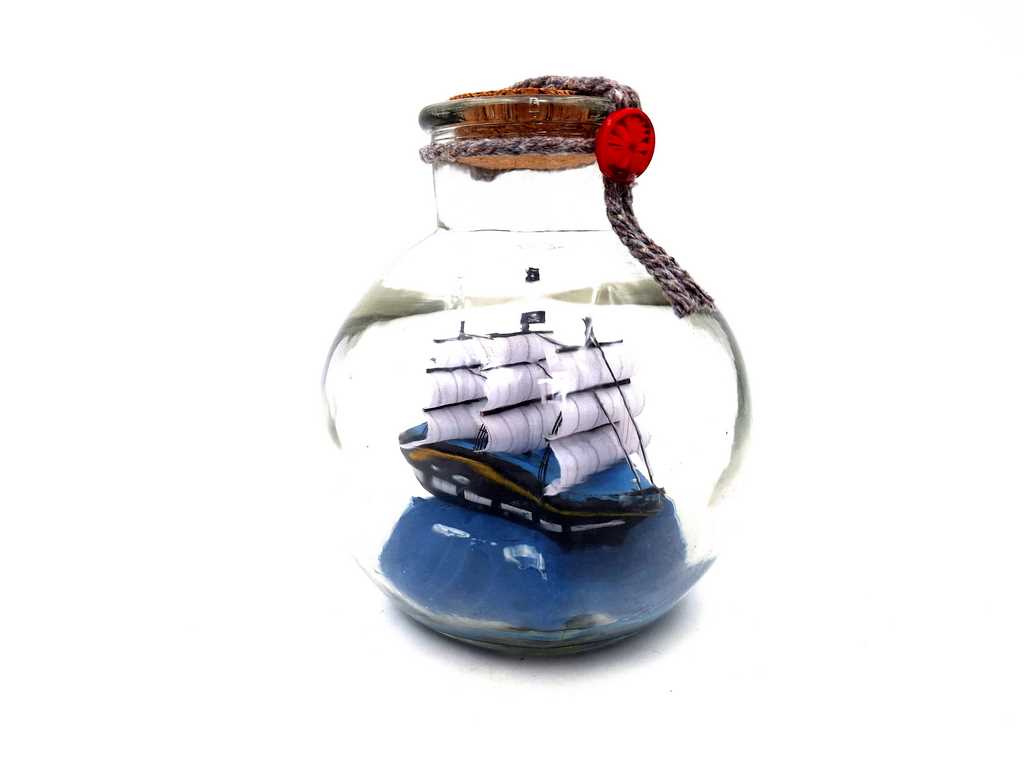 Miniatuurzeilschip in een fles met mogelijkheid tot personalisatie door gravure – klassieke maritieme decoratie als cadeau, 10 x 10 x 11 cm